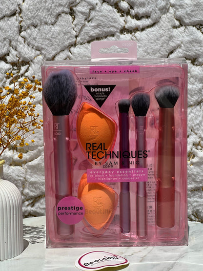 Real Techniques Everyday Essentials – set četkica i sunđera